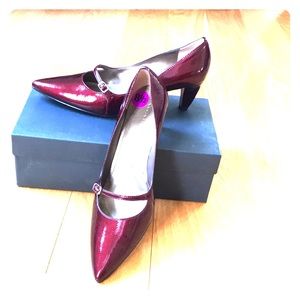 Very pretty patent leather shoes! Garnet  colored.
